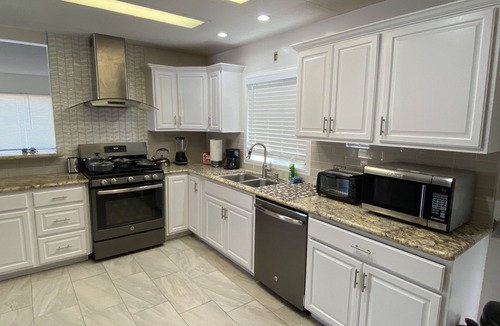 Woodland Hills House | Nice and cozy 2 bedrooms guest house with parking in premises