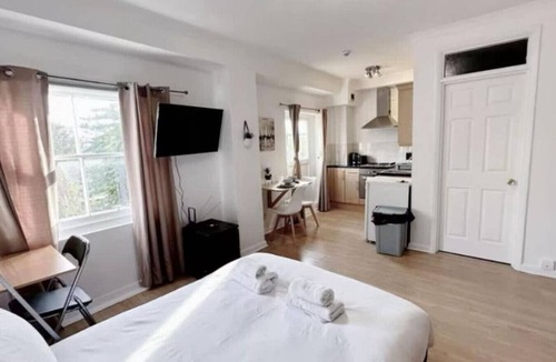Chelsea Riverside Apartment | Nice apartment with AC in vibrant London