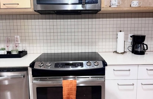 Atwater Village Apartment | Nice Hollywood Blvd. Apartment with FREE PARKING