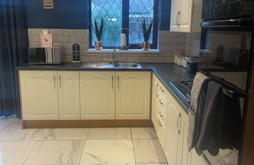 Morriston House | Nightly weekly or monthly stays. Great for family getaways Mumbles 10 min dri