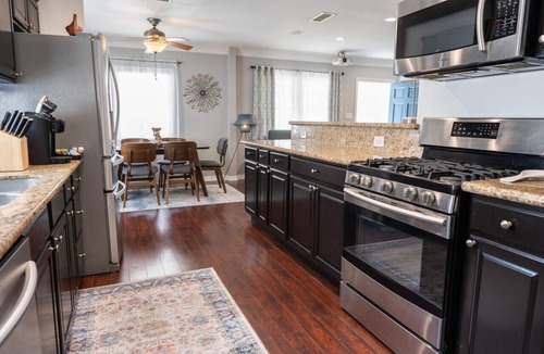 NoHo Arts District House | NOHO SERENITY: UPDATED MODERN 3BR HOUSE w/BACKYARD & OUTDOOR SEATING p15