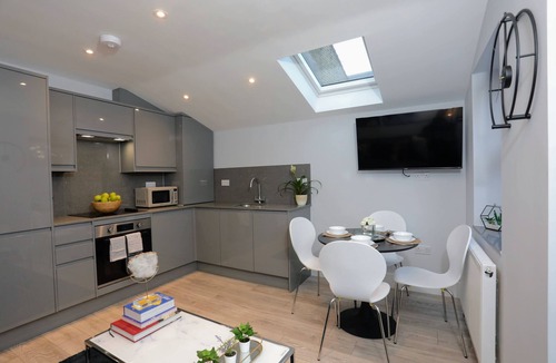 North Finchley Apartment | North Finchley N12 - Fabulous 3Bedroom/2Bathroom Ground Floor Flat with Garden and Free WiFi