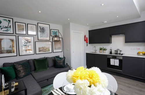 North Finchley Apartment | North Finchley N12 - Sophisticated 3Bedroom/2Bathroom Pet-Friendly Duplex Flat w/FREE WIFI