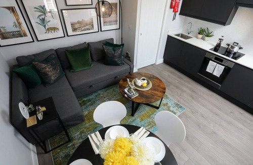 North Finchley Apartment | North Finchley N12 - Sophisticated 3Bedroom/2Bathroom Pet-Friendly Duplex Flat w/FREE WIFI