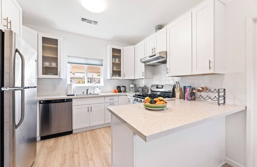 North Hills West Cottage | North Hills Private Guest Cottage, Laundry, Wi-Fi, Kitchen. Pets welcome