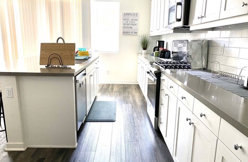 Sylmar House | North LA Spacious/Family-Friendly New Home with 5 Bedrooms, 3 Baths, 6 Beds