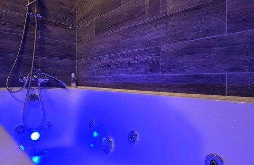 Ponders End House | North London 4 bedroom Holiday home, Driveway Parking, BBQ and Indoor Jacuzzi hot tub
