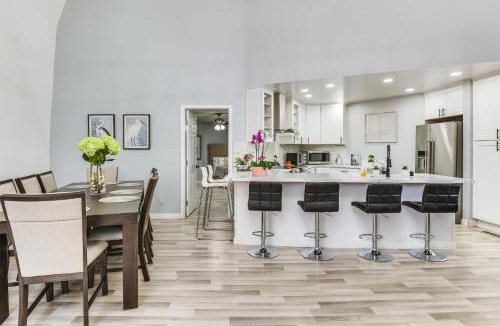 North Ridge House | North San Diego Retreat with Deck, Fire Pit Table!