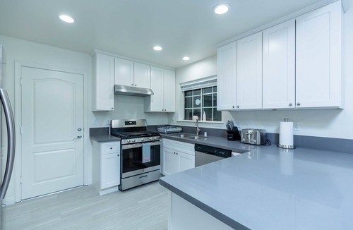 East Pasadena House | Not affected by the fire/Elegant Pasadena Retreat – Prime Comfort Awaits