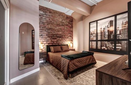 Historic Core Apartment | NYC Styled Loft In DTLA, sleeps 4 with Free Parking!