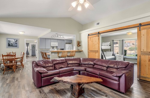 Ahwahnee House | Oak Hills Retreat - Gated Pool, BBQ & Fire Pit