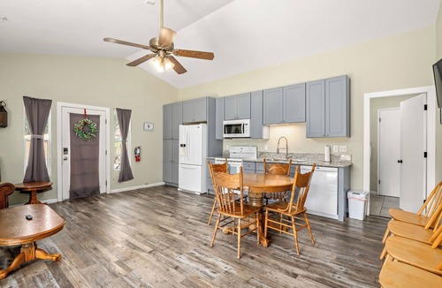 Ahwahnee House | Oak Hills Retreat - Gated Pool, BBQ & Fire Pit