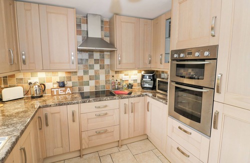 Moreton Cottage | OAK TREE COTTAGE, family friendly, with hot tub in Gloucester