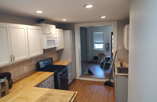 San Pedro Apartment | OCEAN BREEZE!Furnished 2/1 Pt Fermin.Pets,fenced yard,WD,parking+street.DECK!