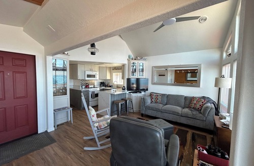 Smith River Cabin | Ocean Front Cabin 10 with Jacuzzi & Breathtaking Views - The Ocean Mariner - Just STEPS TO THE BEACH (Private Beach Owned by White Rock Resort)