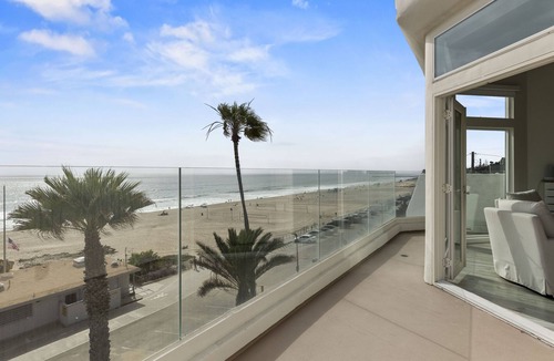 Manhattan Beach Condo | OCEAN FRONT + TOP FLOOR, 4 BEDROOM MANHATTAN BEACH HOUSE- MINIMUM OF 3 NITES REQ