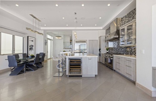 Hermosa Beach Villa | Ocean Front Villa!- 15 Minutes from LAX Airport, Sofi, Intuit Dome and Forum