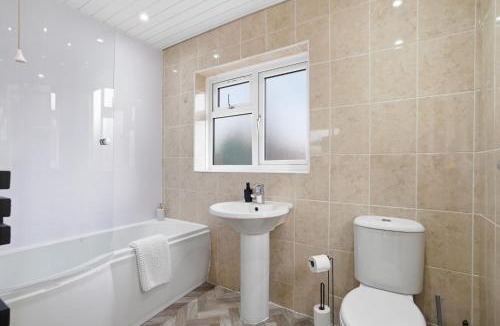 West Bromwich House | Ocean Lodge - 4 Bedroom House Birmingham West Bromwich for Contractors & Groups