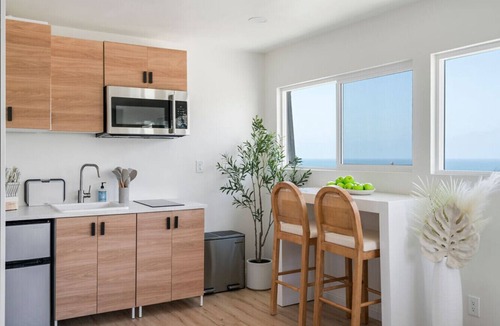 El Porto Apartment | Ocean Views! 3 Mins Walk to Strand&Beach + Parking