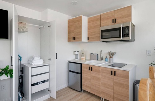 El Porto Apartment | Ocean Views! 3 Mins Walk to Strand&Beach + Parking