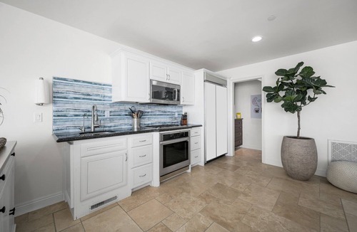 Peninsula Apartment | Ocean Views in Long Beach