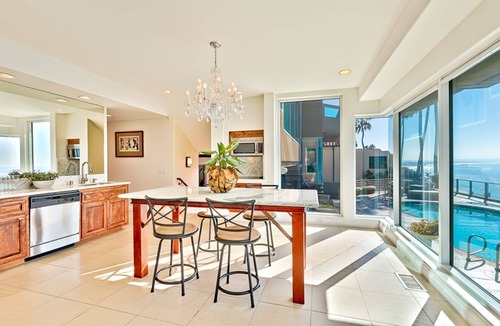 La Jolla House | Oceanfront Beach, Pool, Hot Tub, Pickleball, Movie Theater, Elevator & Golf Cart