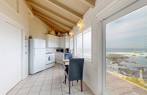 Fort Bragg Apartment | Oceanfront condo w/private hot tub, furnished deck & views - walk to beach