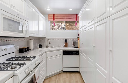 Eastern Malibu Condo | Oceanfront Gem w/Balcony, Pool, Hot Tub & Carbon Beach Access | Bluewater Haven