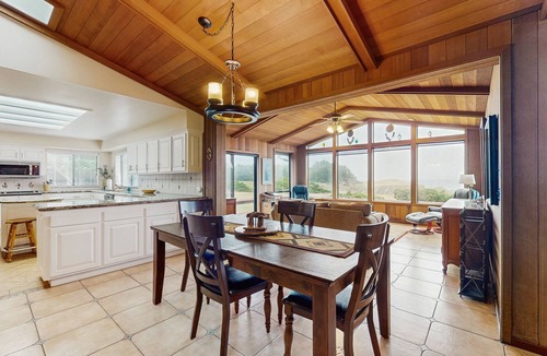 Fort Bragg House | Oceanfront home with jetted tub, deck, & wonderful views - walk to beach