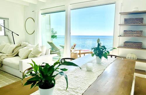 Eastern Malibu Apartment | Oceanfront Retreat Sandy Toes Oasis