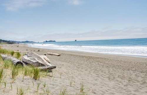 Smith River House | Oceanfront Smith River Cottage Beach Access!