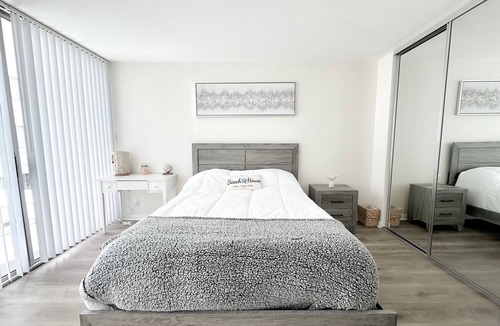 Downtown Bed & Breakfast | Oceanfront View Cabana only a few steps away from the iconic Santa Monica Pier!