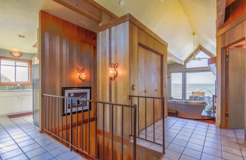 Gualala House | Oceanfront w/sweeping views, decks, hot tub and dog friendly!Gualala/Sea Ranch