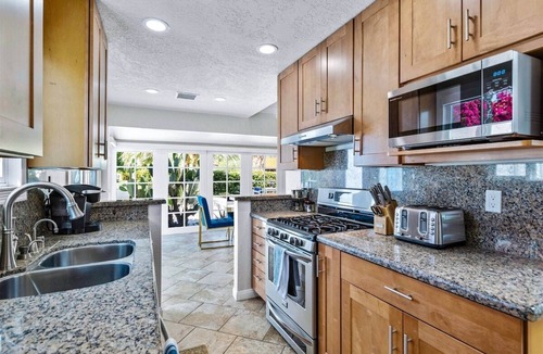 Warm Sands House | Old Blue Eyes – Palm Springs Home with Pool, Spa, Fire Pit & Privacy