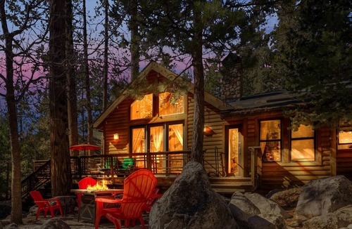 Fern Valley Cabin | ON CREEK beautiful, lush property huge deck gas fire pit town close dogs ok