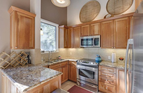 Alpine Meadows House | On the Edge at Alpine By Tahoe Getaways - Dog OK- Mountain Views- Ski Shuttle!