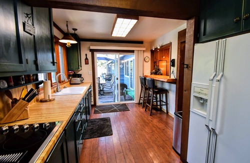 Glencoe Cabin | ON THE SHORES OF LAKEMONT PINES LAKE W/POOL TABLE, KAYAKS AND CANOE PET FRIENDLY