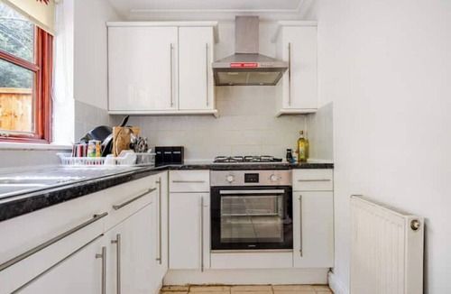 West Hendon House | One bed house 15 mins to Wembley stadium & central London free park WiFi