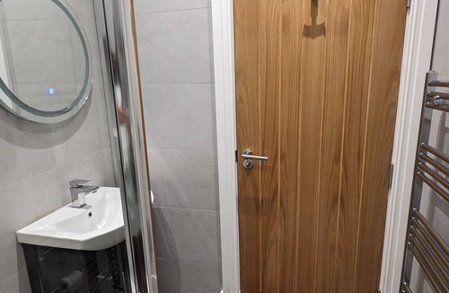 Ealing Apartment | One Bedrm|Open Plan Living|5 min to subway|250Mbps|Workspace|Netflix|Smart Locks