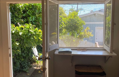 Venice House | One bedroom with huge private backyard