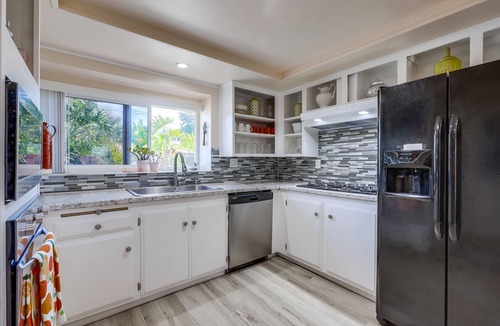 Orange House | Orange Home with 2 king bedrooms - Fun patio area
