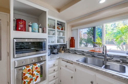 Orange House | Orange Home with 2 king bedrooms - Fun patio area