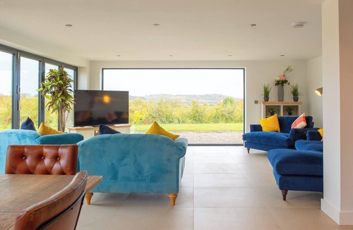 Pershore House | Orchard Barn-Luxury 4 BD Barn Conversion