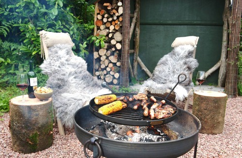 Tintern Cottage | Orchard holiday cottage is a beautiful romantic dwelling ideal for couples. This perfect property is
