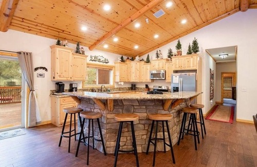 Fox Farm House | OSO CABIN * Hot Tub * Shuffleboard * BBQ * Open Floor Plan