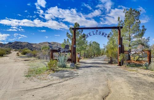 Morongo Valley House | Outdoor Kitchen Mtn-View Morongo Valley Cabin!