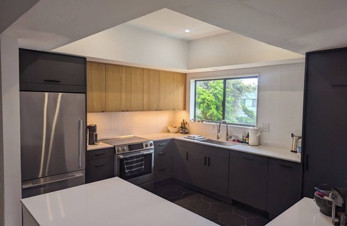 Wilshire Montana Condo | Outstanding Location. Spacious and Bright 2 Bedroom Condo.