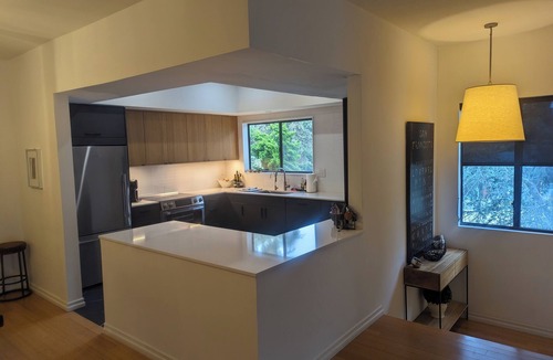 Wilshire Montana Condo | Outstanding Location. Spacious and Bright 2 Bedroom Condo.