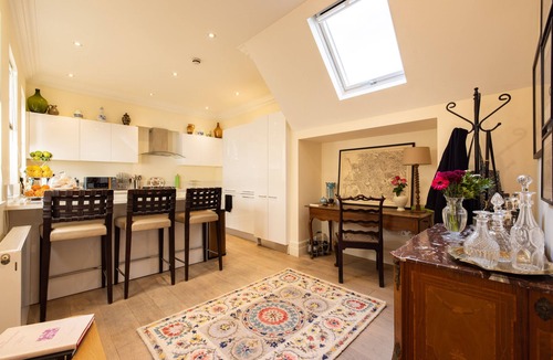 Paddington Apartment | Paddington Station 3-Bed 6-Guest Large Apartment in 1841 Victorian Pub