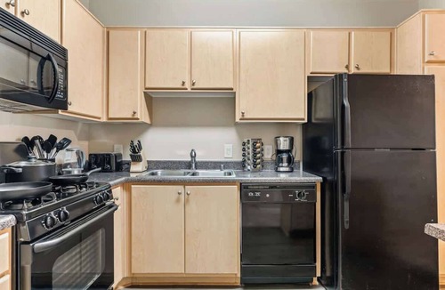 Marina del Rey Bed & Breakfast | Palaya Stay 1BR Oasis 2.5 mi to Marina & Beach